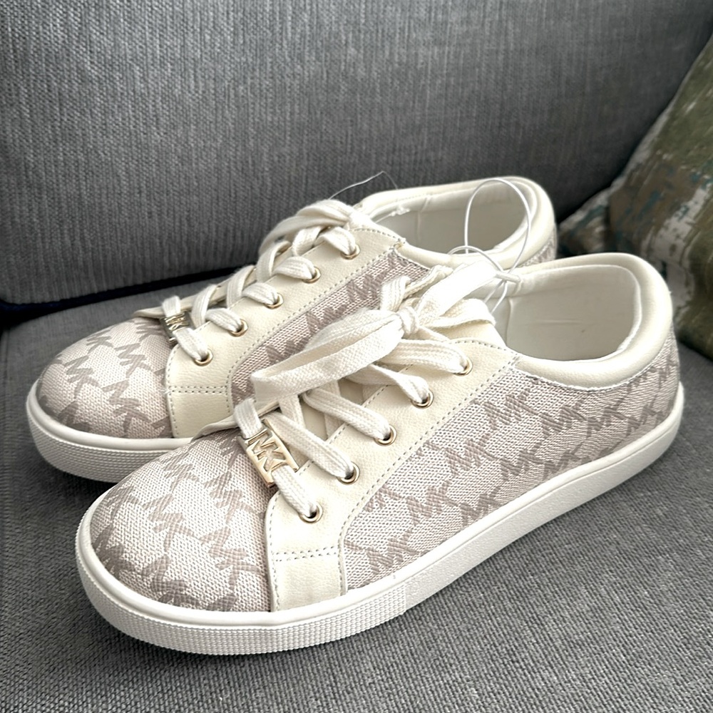 They gave me new Michael Kors shoes but they are not my size, they are a size 5.
